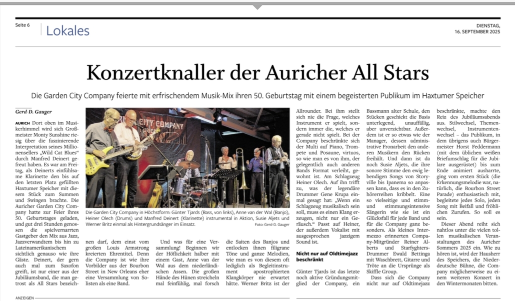 Die Garden City Company auf der Bühne im Haxtumer Speicher: Die Musiker spielen gemeinsam Jazz – mit Bass, Schlagzeug, Klarinette, Banjo, Trompete und Posaune – vor einem begeisterten Publikum.