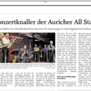 Die Garden City Company auf der Bühne im Haxtumer Speicher: Die Musiker spielen gemeinsam Jazz – mit Bass, Schlagzeug, Klarinette, Banjo, Trompete und Posaune – vor einem begeisterten Publikum.