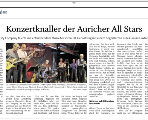 Die Garden City Company auf der Bühne im Haxtumer Speicher: Die Musiker spielen gemeinsam Jazz – mit Bass, Schlagzeug, Klarinette, Banjo, Trompete und Posaune – vor einem begeisterten Publikum.