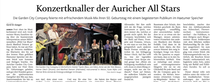 Die Garden City Company auf der Bühne im Haxtumer Speicher: Die Musiker spielen gemeinsam Jazz – mit Bass, Schlagzeug, Klarinette, Banjo, Trompete und Posaune – vor einem begeisterten Publikum.